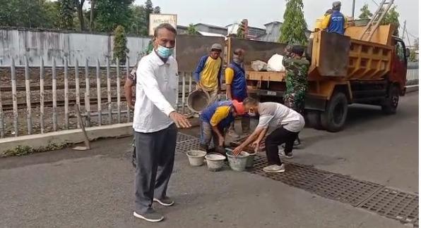 Kerja Bakti Pembersihan Saluran Drainase di Jalan Kusbini Kelurahan Demangan